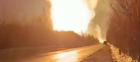 Величезний стовп вогню: на РФ стався вибух на газопроводі
