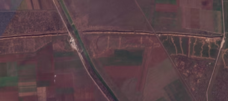 Окупанти облаштували подвійну лінію окопів у Криму: супутникові знімки