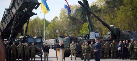Зеленському у Нідерландах показали ЗРК Patriot, артилерію і бронемашини, які поїдуть в Україну