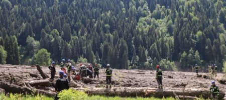 У Грузії через зсув ґрунту загинула українка. Її дитину шукають