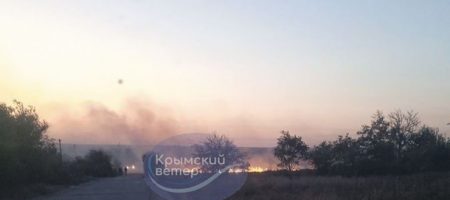 У Криму повідомляють про два вибухи і приліт