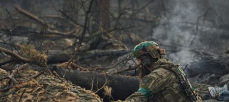 Нацгвардійці показали, як спалюють техніку росіян у районі Авдіївки (відео)