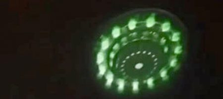 Гігантський НЛО з пульсуючими зеленими вогнями викликав ажіотаж у мережі (ВІДЕО)