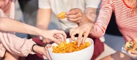 Батончики, чипси та попкорн: як шкідливі перекуси руйнують наш організм