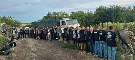 Операція "Рукавичка": прикордонники затримали "КАМАЗ" з півсотнею ухилянтів (ВІДЕО)