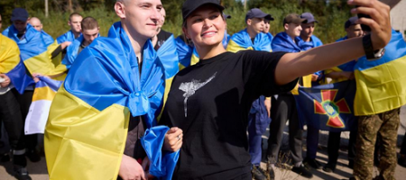 Звільнені з полону бійці ЗСУ дізнаються новини про бої в Курській області та винищувачі F-16: безцінна реакція